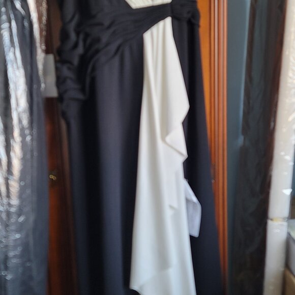 Tadashi Shoji evening gown - Picture 8 of 12